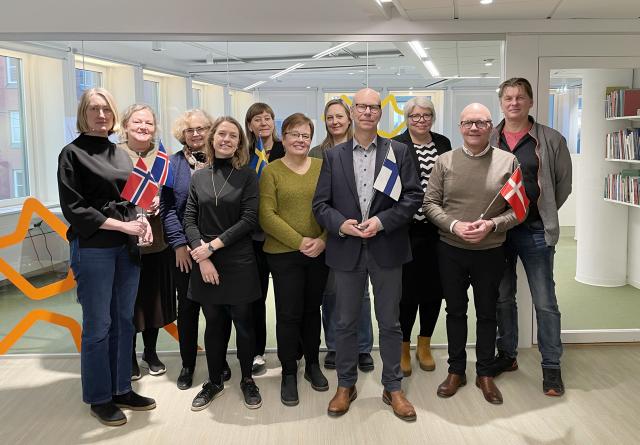 Mötesdeltagarna från de nordiska föreningarna. Foto: Elza Zandi, Svensk biblioteksförening.